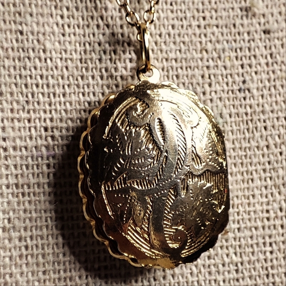 Gold Tone Double Picture Double Sided Locket Embossed Scalloped Edge Necklace - Picture 10 of 13